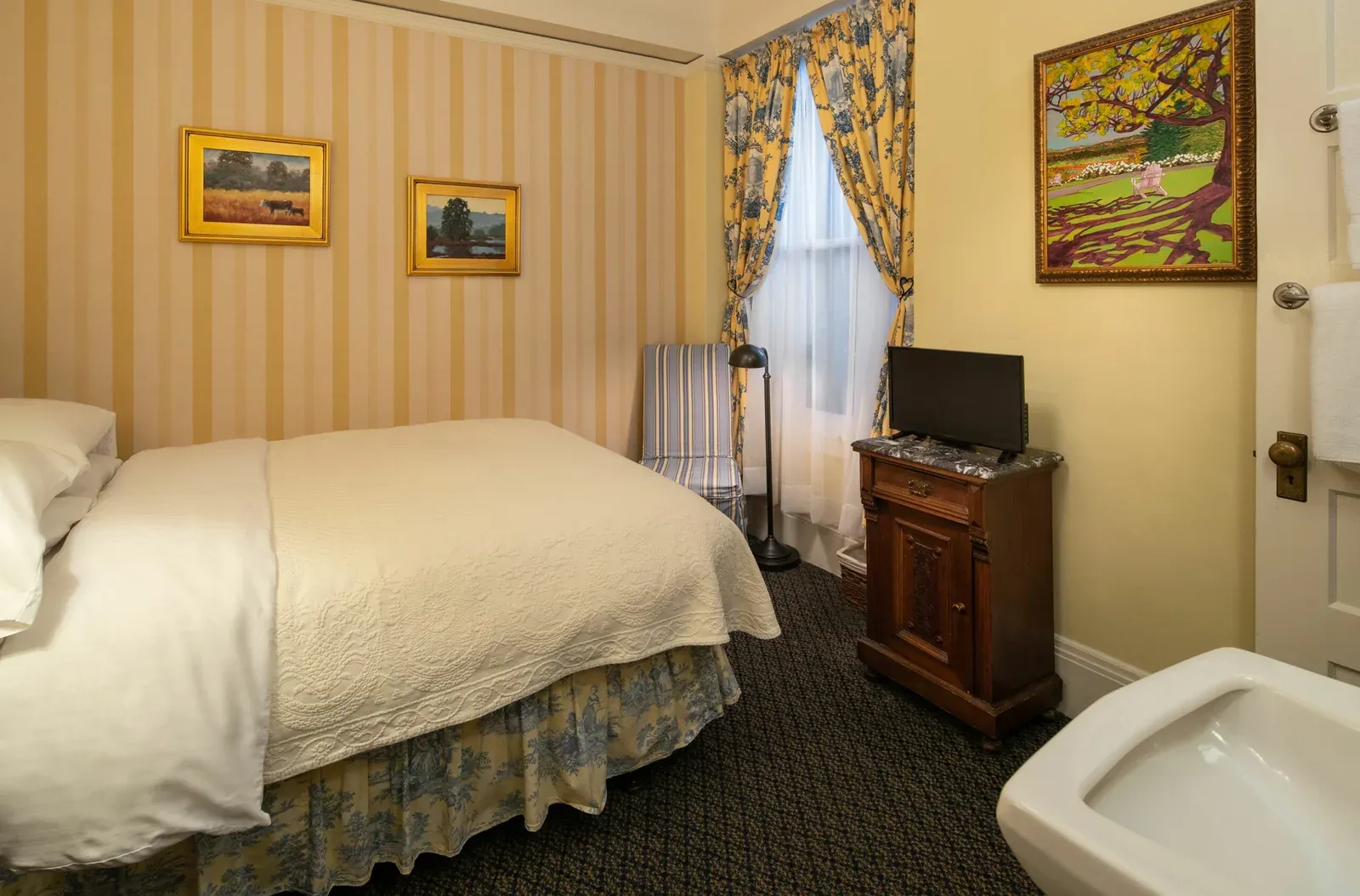 Full Room with Sink, view 2