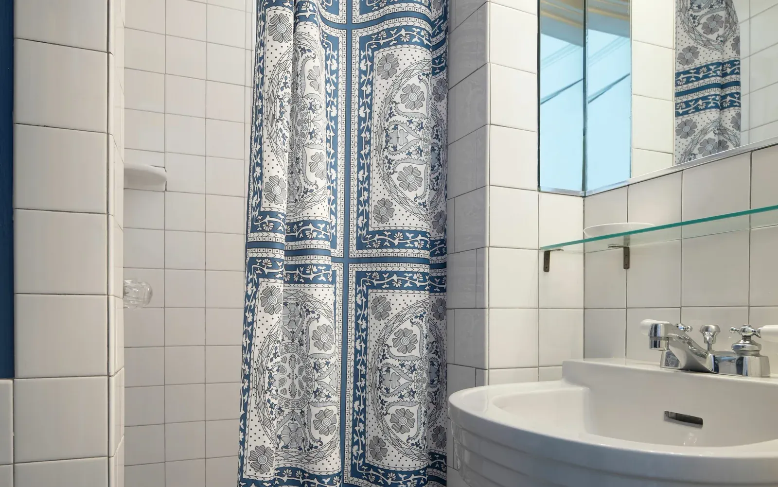 Queen Room with Private Bathroom, view 3