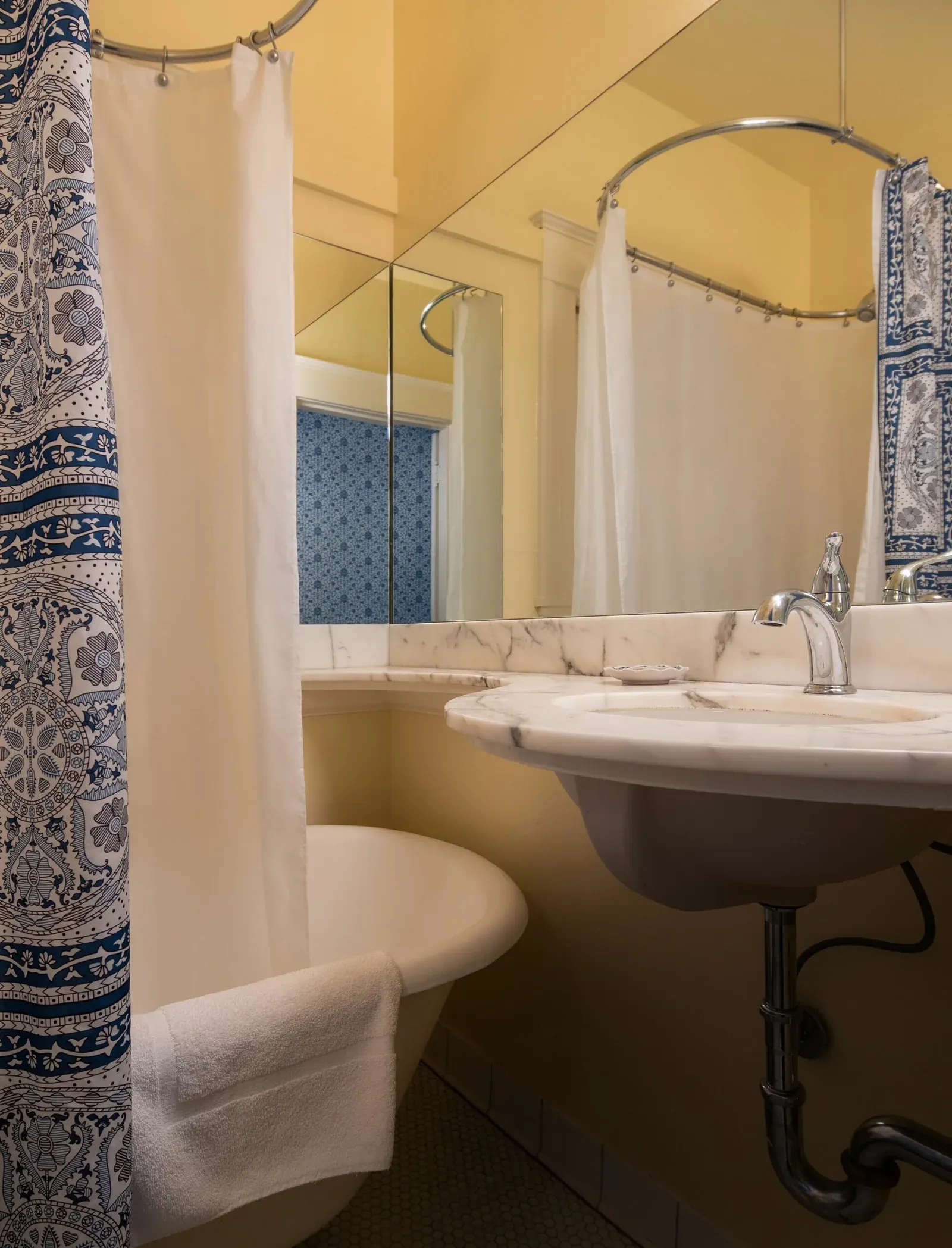 Two Singles with Private Bathroom, view 3